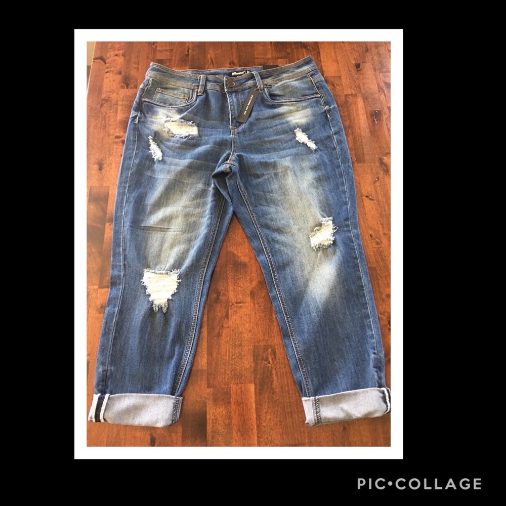 NWT Dollhouse Charley Distressed Capri Sz 16